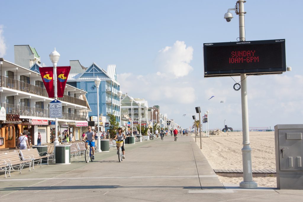 a street with a sign that says sunny university on it